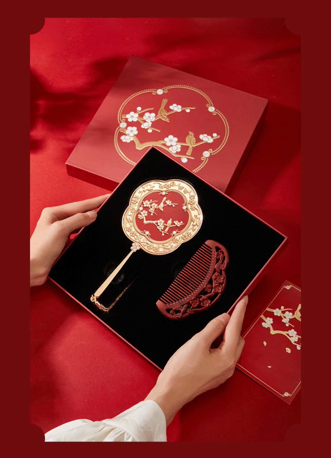 IMPERIAL PALACE HANDLE MIRROR AND COMB SET (AUTHENTIC CHINESE ITEM)